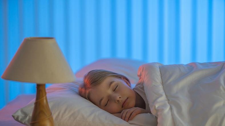 一觉到天亮的我们,再难有半夜梦醒的灵感